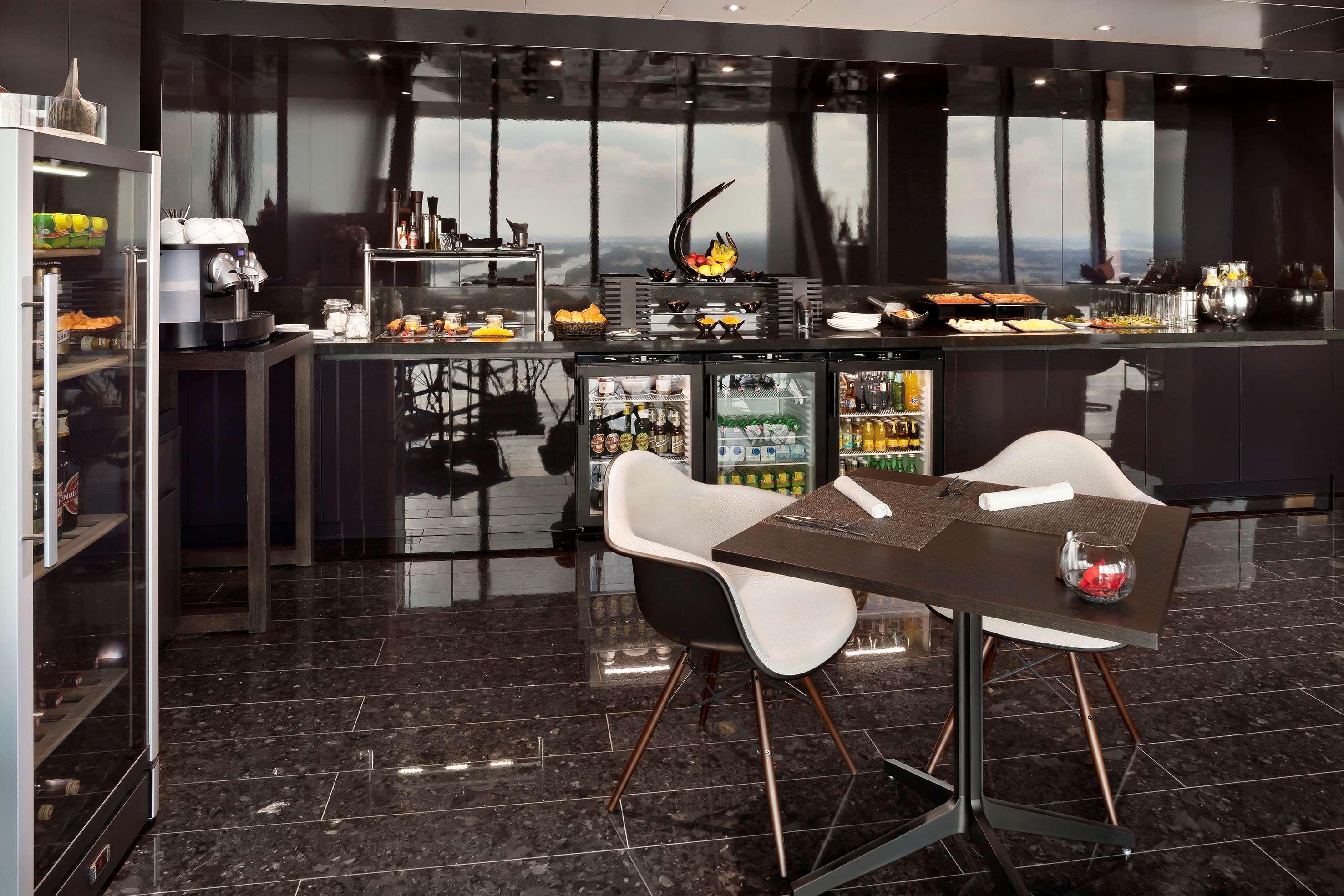 Hotel Melia Vienna Esterno foto The lounge at the airport