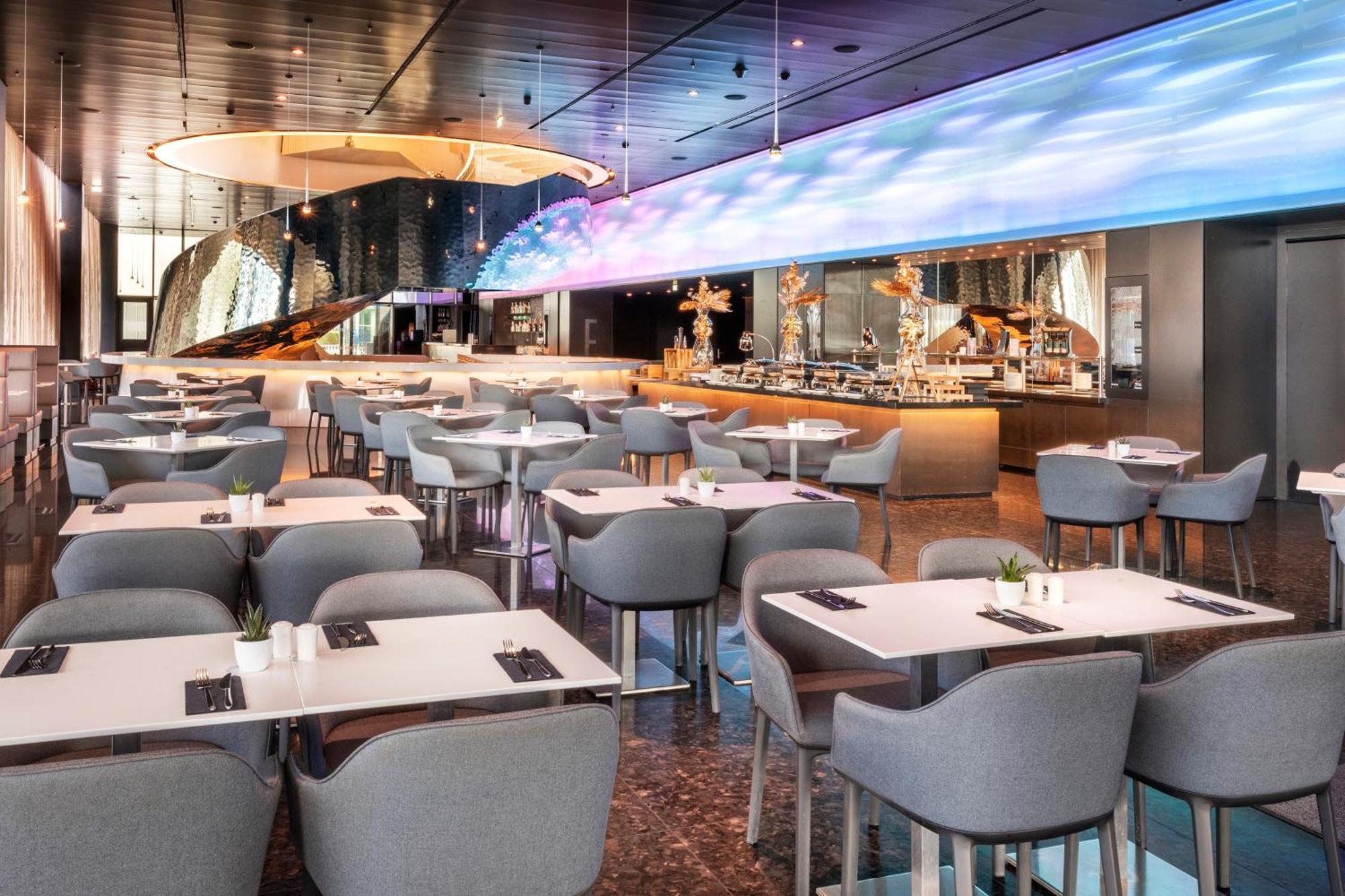 Hotel Melia Vienna Esterno foto The Pier First Class Lounge at Hong Kong International Airport