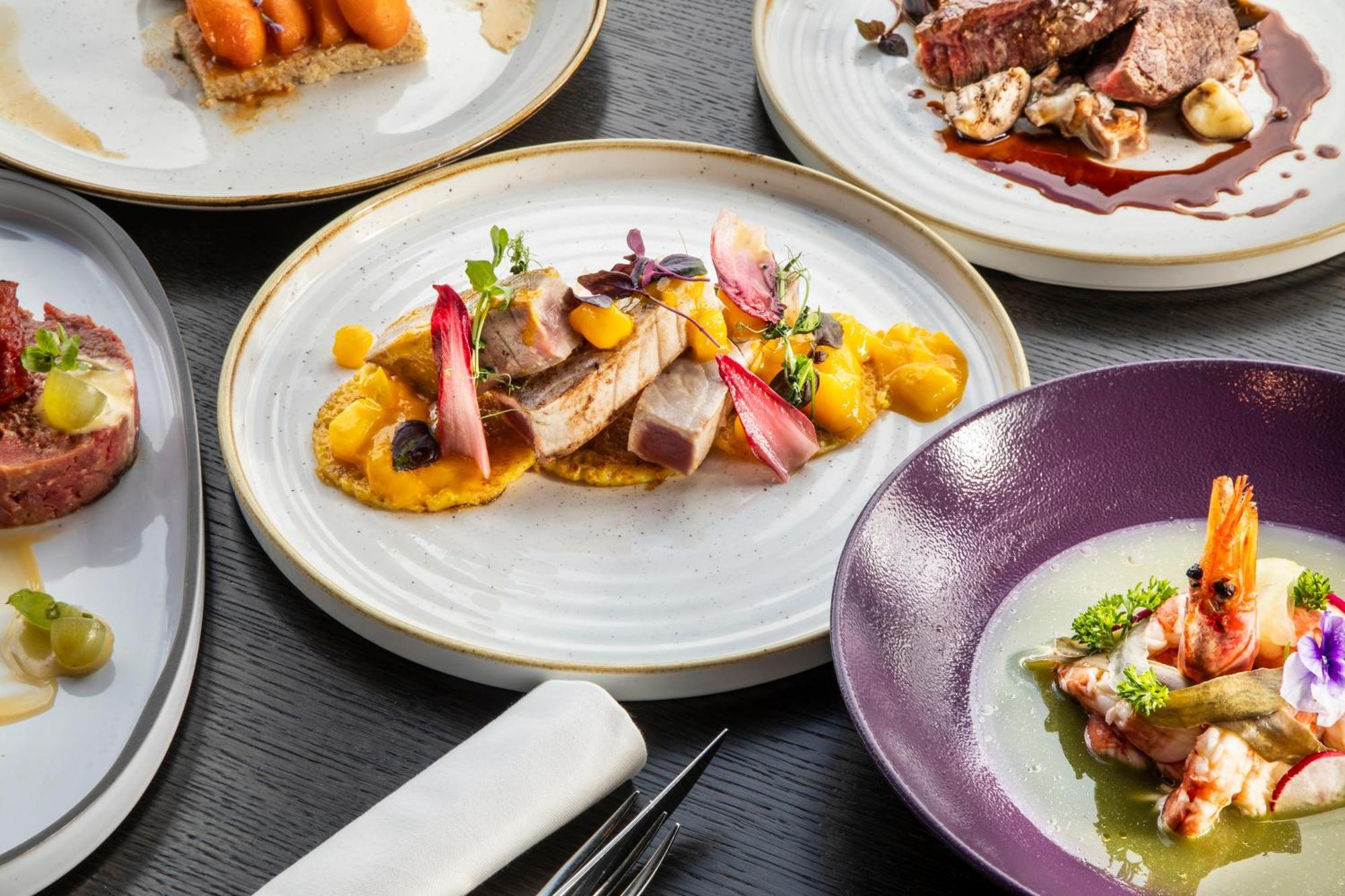 Hotel Melia Vienna Esterno foto Dishes at the restaurant