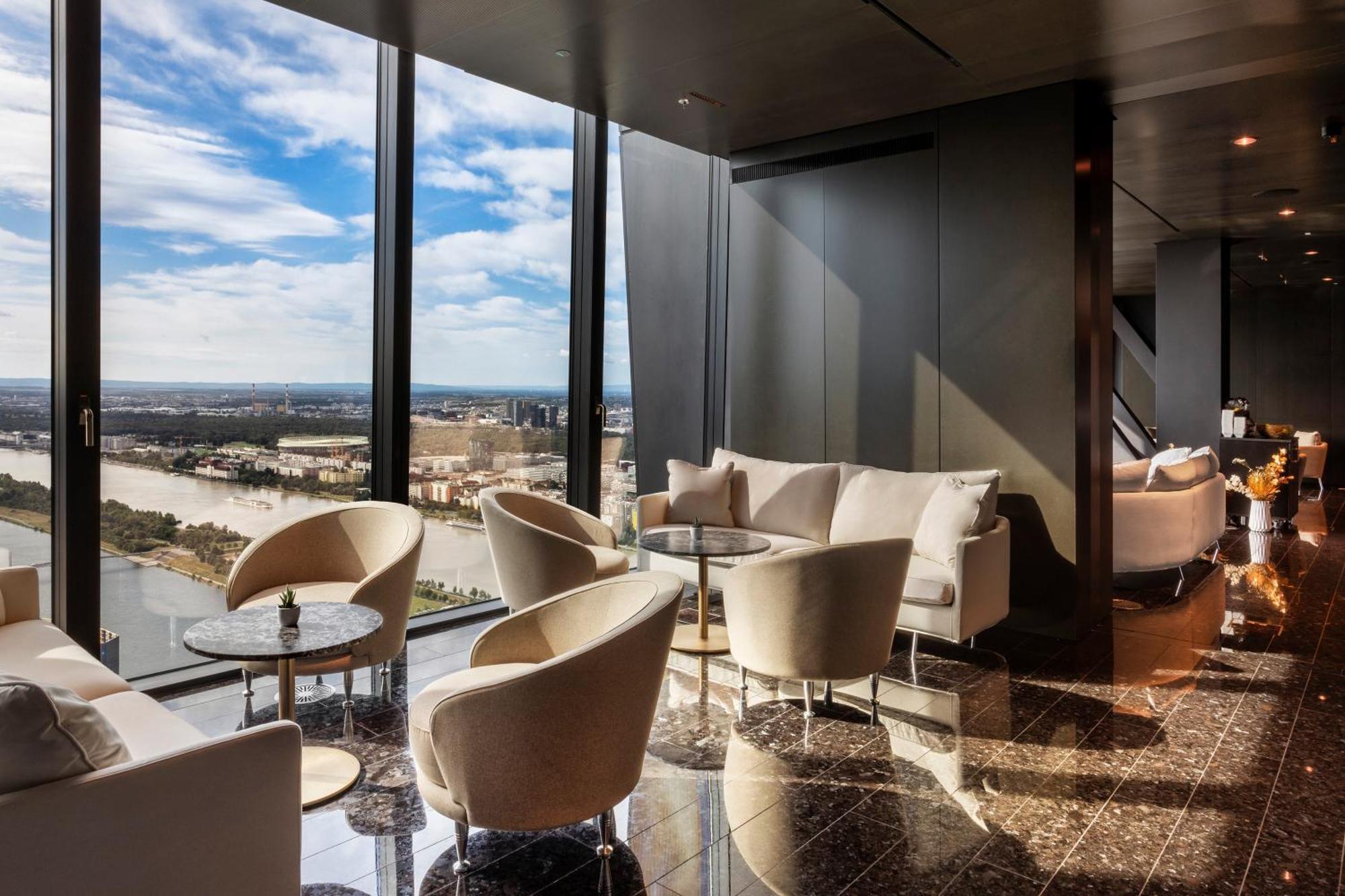 Hotel Melia Vienna Esterno foto The lounge at the 101st floor